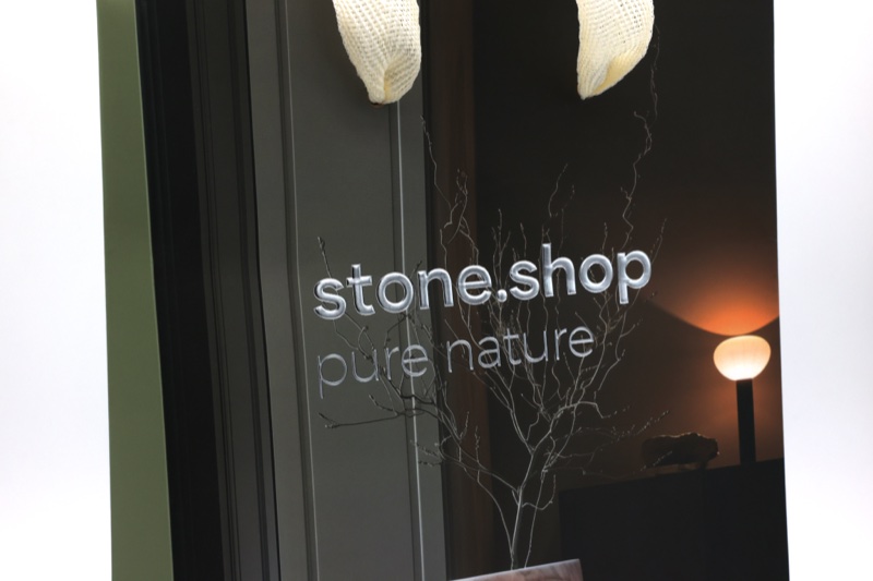 Papiertüte Logo-Detail — Kundencase stone.shop